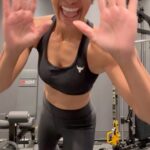 Sangita Patel Instagram - It’s #FITNESSTUESDAY !!! Beast mode 💪🏽 Shoulders and Triceps - some call it bat wings eww, and a little back focus. Do each exercise 30 secs. Rest 30 secs between each movement Repeat 3 cycle. And don’t forget to dance 😂 Tip: Go heavy on your shoulder press (2nd exercise) I have 25 lbs dumbbells 💪🏽 #Sculpt #Triceps #Shoulders #INSPIRE #Exercise #MOTIVATE