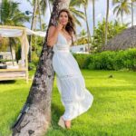 Sangita Patel Instagram - FashiON Oh my, did we ever play with colours shooting Love and Translation 🌈 Which is your favourite look? A - Bluey-yellowy B - Orangey C - Limey D - Greeny E - Tropically F - Blanche G - Reddy H - Flowery I - Highlighty J - Greeny 2.0 All looks courtesy of my @aliciasmcn Kudos to @briangonerogue - every hairdo had a story! Hard to keep it up while shooting in 35 degrees! Luv ya buddy Back on Sunday with episode 4 it’s going to juicy on @tlc @streamonmax 😁 #Fashion #onSet #host #looks