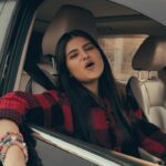 Saniya Shaikh Instagram - Hosh Mai aagye 🖤 . . . . . . . . . . . . . . #sanufam #sanulove #smile #old #expression #foryou #reelkarofeelkaro #reelitfeelit #kbye #car #dream