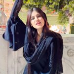 Saniya Shaikh Instagram - Diwana bana daala 🤍 . . . . . . . . . . . . . . . . . . . . . . . . . . . . #sanufam #sanulove #smile #love #foryou #kgn #ajmer #khwajagaribnawaz #old #eeelkarofeelkaro #reelitfeelit