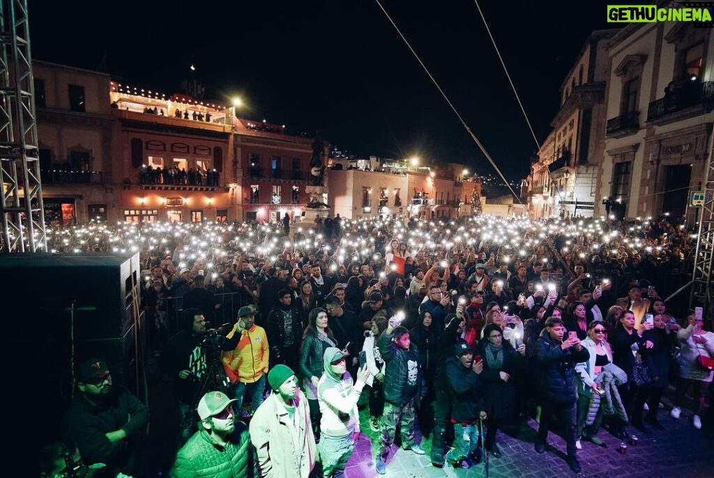 Santa Fe Klan Instagram - MUCHAS GRACIAS GUANAJUATO, cerramos el año en Casa, con todo el BARRIO 😎🎶🔥 Gracias por acompañarnos la noche de ayer!! GRACIAS A MIS CARNALES EL @gallo_elizalde @larondabogota y @patomachete por caerle al fieston 🙌🏻 VIVA GUANAJUATO 🇲🇽🔥🍾 ARRIBA LA SANTA CARNAL!!! 🔥🔥🔥🔥 Guanajuato,Gto