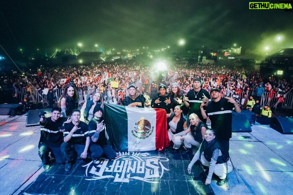 Santa Fe Klan Instagram - Y arriba Queretaroooo!!🔥🔥 Nos la pasamos bien chingon la noche de ayer banda!!! Gracias por acompañarnos 🙌🏻 Somos La Santa Carnal!!!🇲🇽🔥 #Queretaro #473Music 📸: @aese13