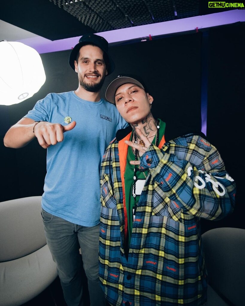 Santa Fe Klan Instagram - Ya se encuentra disponible la entrevista con mi carnal @adrianmarcelo10 pasen a comentar y compartir raza!! Gracias por la invitación carnal! 🔥🔥🔥 #473music #santafeklan @aese13 📸