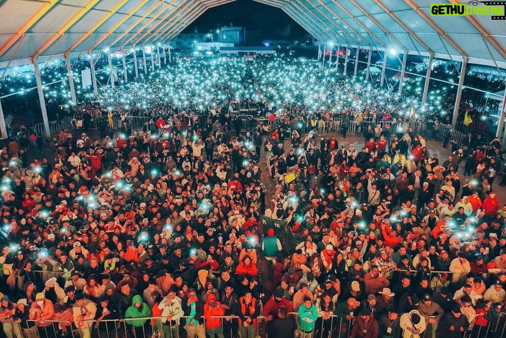 Santa Fe Klan Instagram - Zumpango Estado De México 🇲🇽 🔥🔥🔥🔥 Se puso bien chingona la fiesta locos!!! MUCHAS GRACIAS por acompañarnos banda🙌🏻🙌🏻 Arriba la Santa locos!!! 💀🚀🌎🔥🎶 @473music_oficial #SantaFeKlan 📸 @aese13