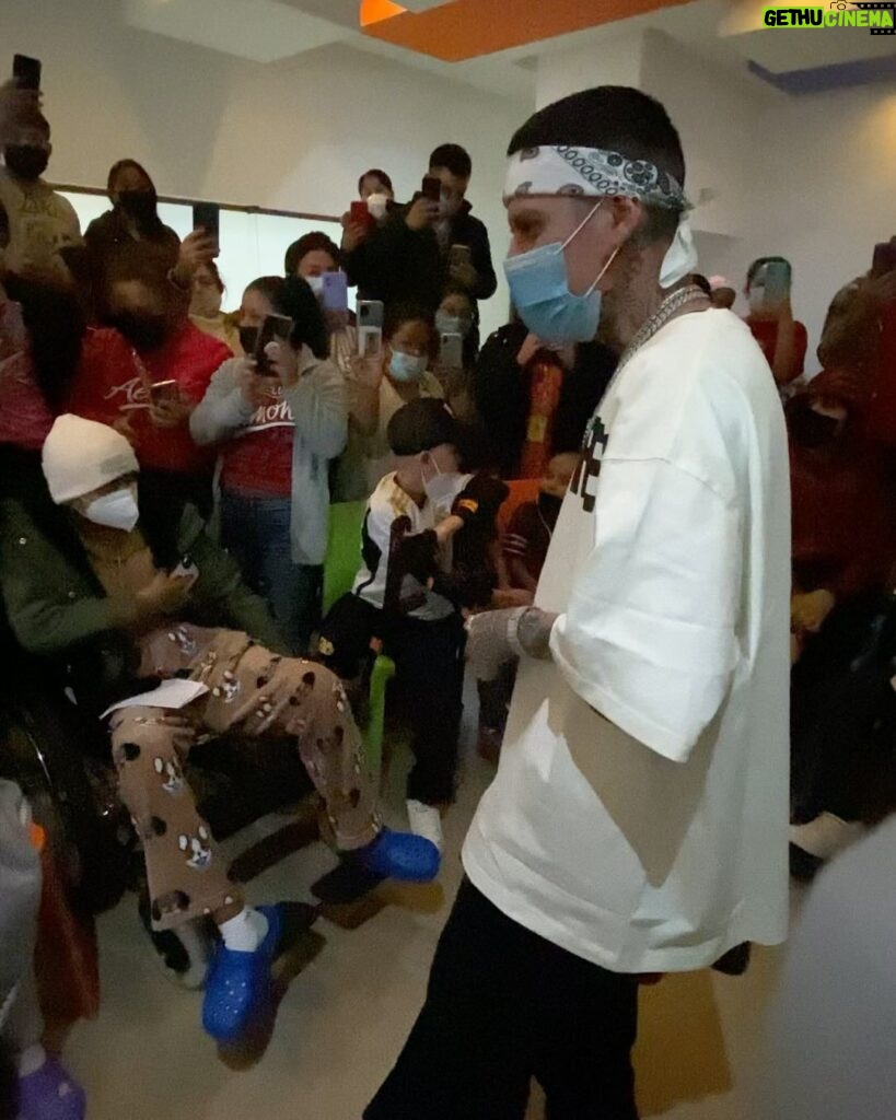 Santa Fe Klan Instagram - Gracias a la gente del @hospitalteleton en Queretaro por ayer dejarme ir a visitar y cantarles unas rolas a todos los niños ❤️‍🩹 aquí estamos a la orden y échenle muchas ganas que todo estará bien 🫶🤜🏻🤛🏻 #EAQTC #473music @aese13 📸