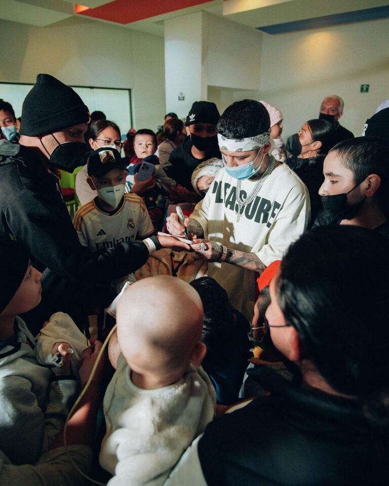 Santa Fe Klan Instagram - Gracias a la gente del @hospitalteleton en Queretaro por ayer dejarme ir a visitar y cantarles unas rolas a todos los niños ❤️‍🩹 aquí estamos a la orden y échenle muchas ganas que todo estará bien 🫶🤜🏻🤛🏻 #EAQTC #473music @aese13 📸