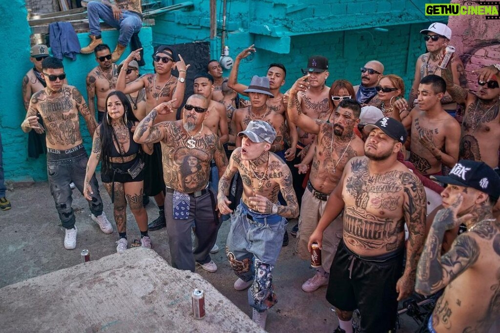 Santa Fe Klan Instagram - Apoco cres que es mentira todo lo que cantamos 💀 bienvenidos pal barrio Arriba La Santa pinches vatos🔪 #ElQueQuieraGuerraPuesComoSea #TengoMisHombresConElicopterosEnLaAzotea Santa Fé, Guanajuato