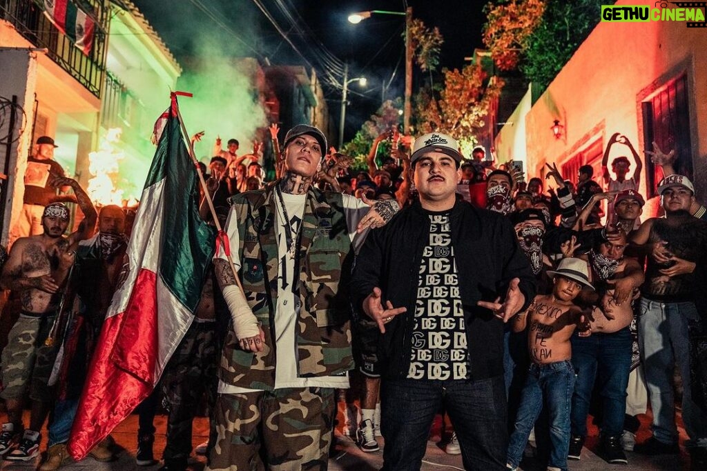 Santa Fe Klan Instagram - Apoco cres que es mentira todo lo que cantamos 💀 bienvenidos pal barrio Arriba La Santa pinches vatos🔪 #ElQueQuieraGuerraPuesComoSea #TengoMisHombresConElicopterosEnLaAzotea Santa Fé, Guanajuato