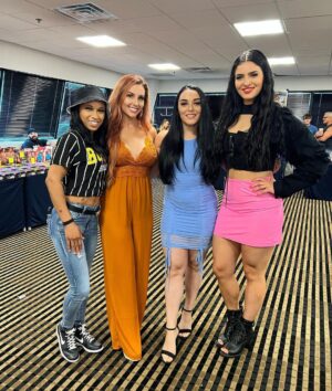 Santana Garrett Instagram - G.I.R.L.S 🌻✨

MEETIN & GREETIN 

Wonderful seeing old faces & new ones! This was a busy but great day! 

#newjersey #newyork #ny #prowrestling #wwe #aew #impact