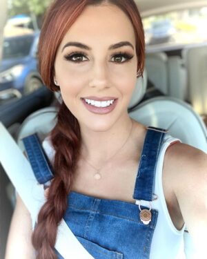Santana Garrett Instagram - She’s a little bit country. 💛
.
.
QUESTION: Where’d you grow up? Where do you live now? 

Me: Ocala/Belleview, FL ➡️ Orlando, FL

*️⃣ YOUR TURN… 

#overalls #ootd #potd #country #ocala #braid #weekend #weekendvibes #smalltown #selfie #saturday