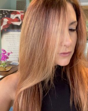 Santana Garrett Instagram - You know what they say about BLONDES… 👱‍♀️✨😉

[ Swipe to see #BeforeAndAfter ]

@masterpiecehair @bohyme 

#Newhair #hairtransformation #blonde #blondehair #hair #OrlandoHair #hairextensions #bohyme #santanagarrett