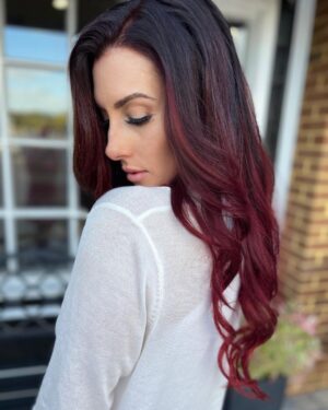 Santana Garrett Instagram - New Hair. ☺️✨💁🏻‍♀️

Swipe to see Emma’s amazing costume! 🙌

@masterpiecehair @bohyme 
#newhair #haircolor #redhair