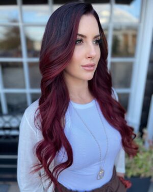 Santana Garrett Instagram - New Hair. ☺️✨💁🏻‍♀️

Swipe to see Emma’s amazing costume! 🙌

@masterpiecehair @bohyme 
#newhair #haircolor #redhair