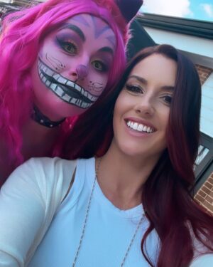 Santana Garrett Instagram - New Hair. ☺️✨💁🏻‍♀️

Swipe to see Emma’s amazing costume! 🙌

@masterpiecehair @bohyme 
#newhair #haircolor #redhair