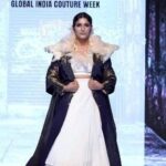Sapna Choudhary Instagram - Desi queen @itssapnachoudhary looked very beautiful and stunning on the ramp. She walked showstopper for designer @atulsingh_designer "Global India couture week" @gicwind @janitbhutaniofficial @satyajitmohantyofficial @sidharrthbeheraofficial Show director: @lubna.adam Makeup artist: @achal_the_creative_artist Hair artist: @adityamakeupartist_hairartist Picture credits : @_.prateek._._ @utkarshtiwari_official Video credits : @i_m_mohitagrawal Editor : @iamkamrankhan06 @oye.sidhhu Produced by: @glowingheadproduction #atulsingh_designer #sapnachaudhary #atulsingh #sapna #gicw #anitasingh__designer #fashion #designer #fashionshow #bollywoodfashion #fdci #lakme #fdcixlakméfashionweek #model #streetfashion The Bristol Hotel