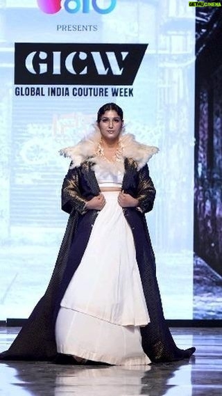 Sapna Choudhary Instagram - Desi queen @itssapnachoudhary looked very beautiful and stunning on the ramp. She walked showstopper for designer @atulsingh_designer "Global India couture week" @gicwind @janitbhutaniofficial @satyajitmohantyofficial @sidharrthbeheraofficial Show director: @lubna.adam Makeup artist: @achal_the_creative_artist Hair artist: @adityamakeupartist_hairartist Picture credits : @_.prateek._._ @utkarshtiwari_official Video credits : @i_m_mohitagrawal Editor : @iamkamrankhan06 @oye.sidhhu Produced by: @glowingheadproduction #atulsingh_designer #sapnachaudhary #atulsingh #sapna #gicw #anitasingh__designer #fashion #designer #fashionshow #bollywoodfashion #fdci #lakme #fdcixlakméfashionweek #model #streetfashion The Bristol Hotel