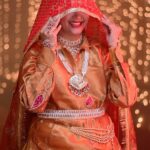 Sapna Choudhary Instagram - बालक थी जब सुना था यो गाना, गाना करके एसा लगा बालक होगी दोबारा ... अब गाना आपका जो जी करे करो ☺️ @ruchikajangid @rakesh_majreya_official @kuldeepratheeofficial @ratnavati_collection09 @desigeet99 @reels.doorproduction09 @gr_music_official @papal_sangwan #sapnachaudhary #desiqueen #trending #positivity #haryana #thankgodforeverything