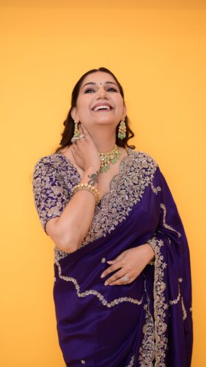 Sapna Choudhary Instagram - चोरी चोरी चुपके चुपके 🫣

Wearing @odhniworld 

#sapnachaudhary #desiqueen #saree #90slove #positivevibes #thankgodforeverything