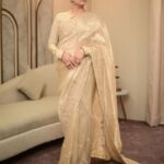 Sapna Choudhary Instagram - Gorgeous नारी, with golden saree 🫰🏻 Wearing @odhniworld #sapnachaudhary #desiqueen #saree #positivevibes #thankgodforeverything