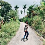 Sara Ali Instagram - Waktu ke waktu perlahan kurakit egoku. Merangkul orang-orang yang mulai sejiwa denganku. Ke-BM-an membukakan jalan mencari teman. Bergeraklah dari zona nyaman. Zona Nyaman