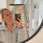 Sara Parikka Instagram - ❄️🪄✨ 7 kuvaa tältä päivältä. Pehmosukat, takka, kahvia ja konvehteja.. Työpäivät kotona on parhaita. Pesen aina samalla pyykkiä, syön jääkaapin jämiä ja hengaan koko päivän rennoissa kuteissa 😇 ps. kasaan juuri postausta siitä miten voisi muistaa lasten kasvattajia vuoden lopuksi. Palaan pian ❤️
