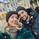 Sara Parikka Instagram - mainos @eckero_line ✨arvonta&alekoodi ❤️ Talvinen aurinko, Tallinna ja miniloma kaksin 🙏🏼 Puolitoista vuorokautta Tallinnassa tuntui paljon pidemmältä ja starttasi viimeistään joulufiiliksen 😌 ❤️Eckerö Linen sivuilta on tosi helppo varata hotellipaketit, kannattaa kurkata 😉 Vinkkinä upea @radissoncollectiontallinn hotelli jonka hintalaatuhde oli 6/5 ⭐️ (kuvat: 4&5) ❤️Kotimaisen m/s Finlandian ihanat ruoat, lounge, hytti ja merimyymälät takasi sen että kierrokset laski ja olo inspiroitui. Oli ihanaa nauttia laivan palveluista kaikessa rauhassa 😍 Myös Tallinna oli tälläkin kertaa t o d e l l a ihana ja päästiin hyppäämään kunnon joulutunnelmaan❣️ ❤️HUOM! Tallinnan joulutori on auki 1.12.23-7.1.24 😍✨❣️kurkkaa stooreista lisää, siellä myös ravintola&kahvila vinkki! ❤️ALEKOODI: koodilla SARAP saa alennusta 10-20% (alennuksen määrää riippuu matkan ajankohdasta) osoitteesta eckeroline.fi. Koodi on voimassa 30.6.2024 saakka. Paikkoja rajoitetusti/lähtö. Max 4 hlö/varaus. Ei koske hotellipaketteja. ❤️ARVONTA: Eckerö Line haluaa arpoa yhdelle onnekkaalle ihanan hemmotteluloman Tallinnaan kahdelle. Palkintona yhden yön hotelliloma Radisson Collection Tallinnaan kahdelle (sisältäen aamiaisen ja pääsyn spa -alueelle), meno-paluu liput Eckerö Linen m/s Finlandialla kahdelle ja ruokailut mennen tullen Buffet Eckerössä. Osallistu arvontaan kommentoimalla kenen kanssa lähtisit ihanalle irtiotolle laivalle ja Tallinnaan ja nappaa seurantaan @eckero_line Instagram -tili. Eckerö Line ottaa voittajaan yhteyttä yksityisviestillä ja arvonta on käynnissä keskiviikkoon 6.12. saakka. Lahjakortit voimassa 12kk. Instagram ei liity arvontaan. #eckeröline #msfinlandia #tallinn #makujamerellä