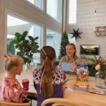 Sara Parikka Instagram - mainos @oppijailo arvonta & alekoodi ❤️ Meillä rakastetaan @oppijailo tuotteita, koska ne on oivaltavia ja niiden parissa viihtyy lapset & aikuiset. Nyt mulla onkin teille mahtava vinkki! 👇🏼 ❤️ Etevät etsivät -peli on koko perheelle sopiva lautapeli. Se on jännittävä, humoristinen ja selkeä lautapeli joka on helppo napata esille arjessa sekä esim täysin vapaapäivänä. Lautapelien pelaaminen on musta tosi kivaa yhdessäoloa perheen kanssa. Siinä tulee naurettua, pysähdyttyä saman asian äärelle ja vietettyä aikaa yhdessä. Kurkkaa stooreista tarkemmin millainen Etevät etsivät -peli on. ☺️ ❤️ ALEKOODILLA hyvänmielen joululahja joka on kehittävä, kestävä ja takaa kivaa tekemistä lapselle 😍 koodilla: sara15 saa –15%:n edun kaikista normaalihintaisista tuotteista Oppi&ilon verkkokaupassa ajalla: 2.-6.12. ❤️ ARVONTA: Kerro onko @oppijailo tuotteet teille tuttuja, niin olet mukana arvonnassa 👏🏼🥰 Saan arpoa kolme voittajaa, joista kukin saa Etevät etsivät -pelin. Arvon voittajan 10.12. ja ilmoitan dm viestillä. Instagram ei osallistu arvontaan.