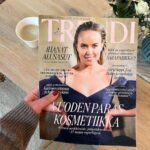 Sara Parikka Instagram - Heiii olipa kivaa olla mukana vuoden viimeisessä @trendimag lehdessä ✨📸🫶🏼💕 kuvat ja haastis on musta aika erilaisia kuin yleensä. Vai mitä mieltä ootte? 🧐🥰 Haastattelu @mannerlinnea Kuvaaja @raatikainenofficial Staili @mspatisse Meikki & Hiukset @anu.uusipulkamomakeup K i i t o s 🙏🏼💕✨🫶🏼