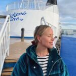 Sara Parikka Instagram - mainos @eckero_line ✨arvonta&alekoodi ❤️ Talvinen aurinko, Tallinna ja miniloma kaksin 🙏🏼 Puolitoista vuorokautta Tallinnassa tuntui paljon pidemmältä ja starttasi viimeistään joulufiiliksen 😌 ❤️Eckerö Linen sivuilta on tosi helppo varata hotellipaketit, kannattaa kurkata 😉 Vinkkinä upea @radissoncollectiontallinn hotelli jonka hintalaatuhde oli 6/5 ⭐️ (kuvat: 4&5) ❤️Kotimaisen m/s Finlandian ihanat ruoat, lounge, hytti ja merimyymälät takasi sen että kierrokset laski ja olo inspiroitui. Oli ihanaa nauttia laivan palveluista kaikessa rauhassa 😍 Myös Tallinna oli tälläkin kertaa t o d e l l a ihana ja päästiin hyppäämään kunnon joulutunnelmaan❣️ ❤️HUOM! Tallinnan joulutori on auki 1.12.23-7.1.24 😍✨❣️kurkkaa stooreista lisää, siellä myös ravintola&kahvila vinkki! ❤️ALEKOODI: koodilla SARAP saa alennusta 10-20% (alennuksen määrää riippuu matkan ajankohdasta) osoitteesta eckeroline.fi. Koodi on voimassa 30.6.2024 saakka. Paikkoja rajoitetusti/lähtö. Max 4 hlö/varaus. Ei koske hotellipaketteja. ❤️ARVONTA: Eckerö Line haluaa arpoa yhdelle onnekkaalle ihanan hemmotteluloman Tallinnaan kahdelle. Palkintona yhden yön hotelliloma Radisson Collection Tallinnaan kahdelle (sisältäen aamiaisen ja pääsyn spa -alueelle), meno-paluu liput Eckerö Linen m/s Finlandialla kahdelle ja ruokailut mennen tullen Buffet Eckerössä. Osallistu arvontaan kommentoimalla kenen kanssa lähtisit ihanalle irtiotolle laivalle ja Tallinnaan ja nappaa seurantaan @eckero_line Instagram -tili. Eckerö Line ottaa voittajaan yhteyttä yksityisviestillä ja arvonta on käynnissä keskiviikkoon 6.12. saakka. Lahjakortit voimassa 12kk. Instagram ei liity arvontaan. #eckeröline #msfinlandia #tallinn #makujamerellä