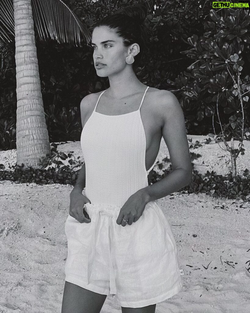 Sara Sampaio Instagram - Island girl 🏝️