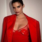 Sara Sampaio Instagram - Congrats @shaninamshaik and @georgiasinclair on your podcast @eightytwentypod ❤️ Also this red look 😭😍 @davidkomalondon @lalingilondon