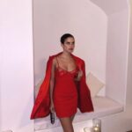 Sara Sampaio Instagram - Congrats @shaninamshaik and @georgiasinclair on your podcast @eightytwentypod ❤️ Also this red look 😭😍 @davidkomalondon @lalingilondon