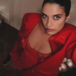 Sara Sampaio Instagram - Congrats @shaninamshaik and @georgiasinclair on your podcast @eightytwentypod ❤️ Also this red look 😭😍 @davidkomalondon @lalingilondon