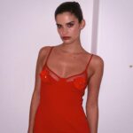 Sara Sampaio Instagram - Congrats @shaninamshaik and @georgiasinclair on your podcast @eightytwentypod ❤️ Also this red look 😭😍 @davidkomalondon @lalingilondon