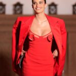 Sara Sampaio Instagram - Congrats @shaninamshaik and @georgiasinclair on your podcast @eightytwentypod ❤️ Also this red look 😭😍 @davidkomalondon @lalingilondon
