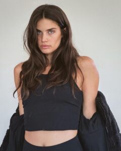 Sara Sampaio Instagram - Everything I own is covered in dog hair and this @alo jacket is no exception 😅
