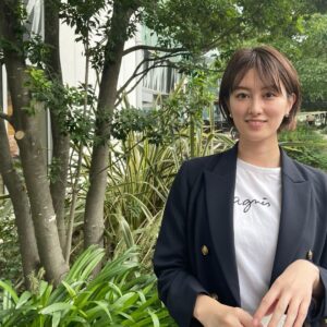 Sara Takatsuki Instagram - 9月に入ってから、ひんやりとした気温が続いていますね。秋服にチェンジしたいところだけど、夏日はまだ続くというし。今年の秋は、このジャケットに合わせて洋服を探すんだ！
オレンジのコンバースは、お誕生日の時に頂いた靴なのですが、これまた大好きなオレンジ🍊
#私服
#コンバース