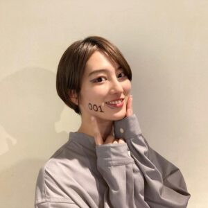 Sara Takatsuki Instagram - 「Thisisaお感情博士！」のコンセプトフォトブックの方で撮影して頂いた時の写真がとっても素敵で、衣装もメイクも空間も無機質な感じが好きでした。カメラマンさんの
@tommystargram さんは
「雨の塔」の時もお世話になった方で、富田さんの写真には毎度ハッとさせられる美しさに釘付けになります。また撮ってもらいたいな🥺
#お感情博士2021
#コンセプトフォトブック
