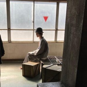 Sara Takatsuki Instagram - 「Thisisaお感情博士！」のコンセプトフォトブックの方で撮影して頂いた時の写真がとっても素敵で、衣装もメイクも空間も無機質な感じが好きでした。カメラマンさんの
@tommystargram さんは
「雨の塔」の時もお世話になった方で、富田さんの写真には毎度ハッとさせられる美しさに釘付けになります。また撮ってもらいたいな🥺
#お感情博士2021
#コンセプトフォトブック