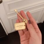 Sara Takatsuki Instagram - 表参道のBA-TSU ART GALLERYで #CHANELSuites 🎄 マドモアゼルシャネルのパリで過ごしたライフスタイルが、ここに存在。洗練された空間に、クリスマスの華やかさがマッチしてとても暖かな雰囲気でした。ジュエリーと時計が、回転寿司みたいでワクワクした🍣 #シャネルスイート #CHANELFineJewelr