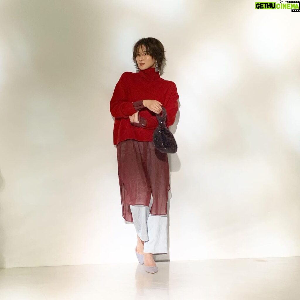 Sara Takatsuki Instagram - 本日発売の「GINGER」12月号 とっても可愛いカラーニットを 着せて頂きました。 今年はカラーニットに虜の冬になりそうです。 #GINGER