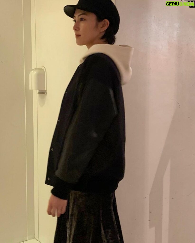 Sara Takatsuki Instagram - 今日は空気が冷たいね🍃冬に着る可愛いコートをゲットしたので早く着たい。最近良く羽織るのは今の季節にピッタリの#uncrave のブルゾン。温かいんだ〜お気に入り💕