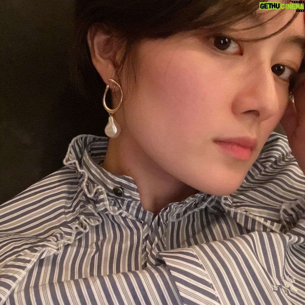 Sara Takatsuki Instagram - 今日は、おやすみ😊 先日買ったイヤリングを 付けたり外したり家の中で忙しいです。 早くこれを付けて、お出かけしたいな😊 でも今日は、溜まっていた本を読んだり、映画を見たりして過ごしたいと思います。みなさんが笑顔溢れる一日となりますように。
