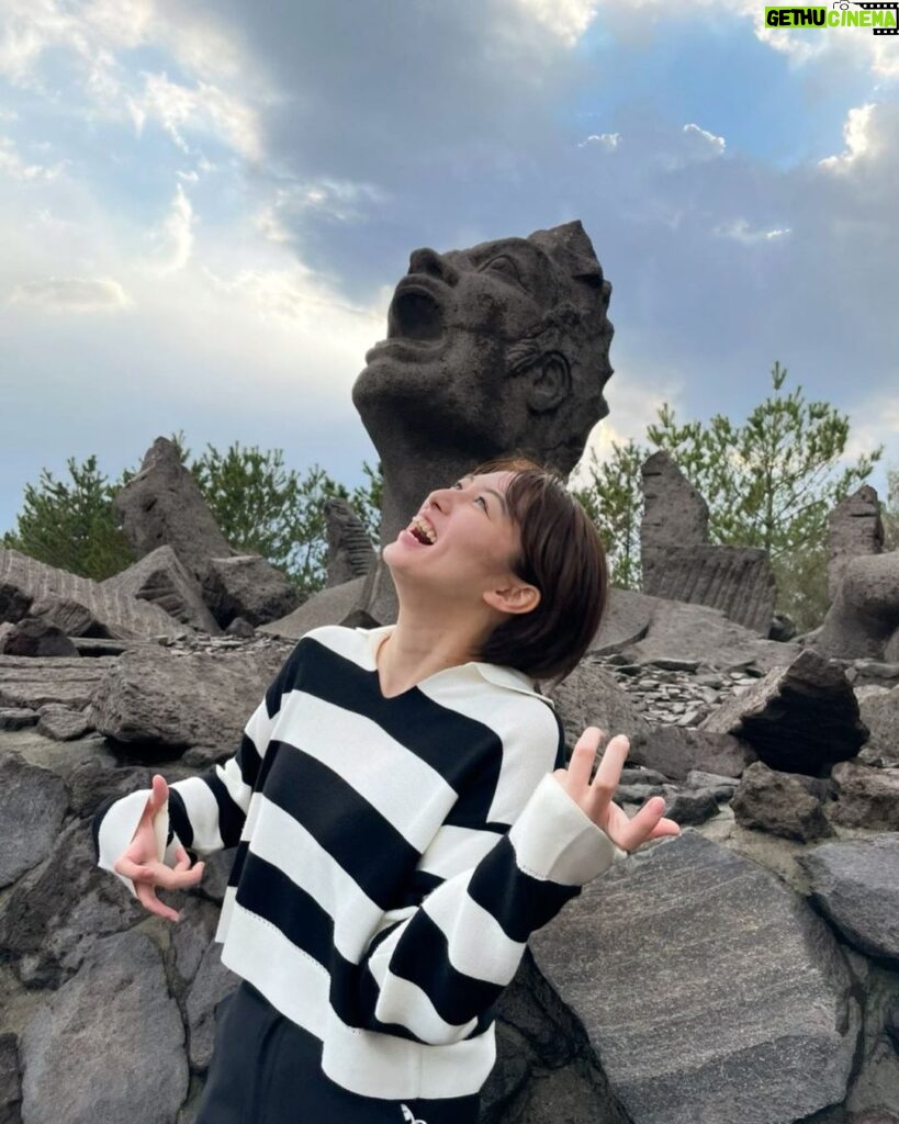 Sara Takatsuki Instagram - ⛰ 長渕剛さんを背中で感じながら、 桜島の空に向かって🎸 ギター弾きたい。 また、弾き語りも兼ねて インスタライブしますね。 その時は、宜しくお願いします😌 #叫びの肖像