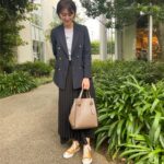 Sara Takatsuki Instagram - 9月に入ってから、ひんやりとした気温が続いていますね。秋服にチェンジしたいところだけど、夏日はまだ続くというし。今年の秋は、このジャケットに合わせて洋服を探すんだ！ オレンジのコンバースは、お誕生日の時に頂いた靴なのですが、これまた大好きなオレンジ🍊 #私服 #コンバース
