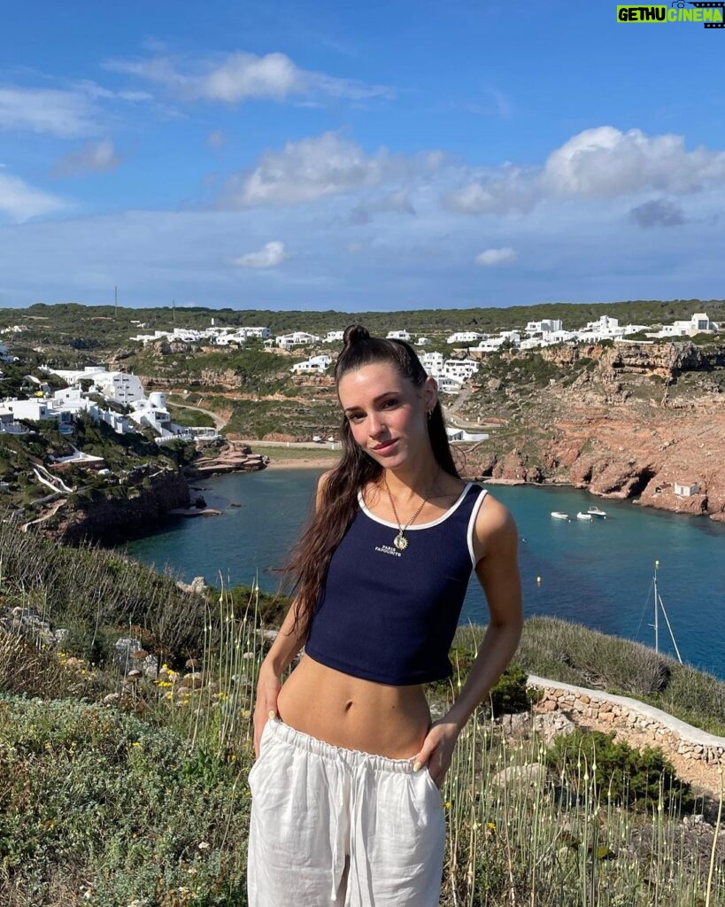Sara Vidorreta Instagram - Primer día en Menorca y las pecas ya salen a la luz😇 • • • #menorca #actrizespañola #lrds #lareinadelsur #ootd #outfitinspo #tumblrgirl #beachvibes #freckles #portraitphotography #beachoutfit Menorca, Balearic Islands, Spain