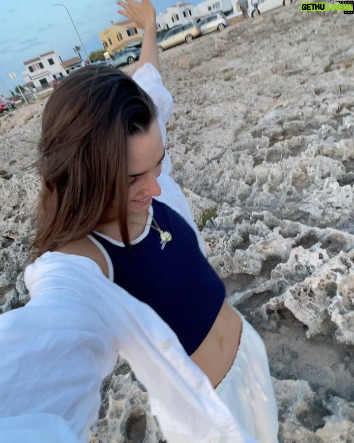 Sara Vidorreta Instagram - Primer día en Menorca y las pecas ya salen a la luz😇 • • • #menorca #actrizespañola #lrds #lareinadelsur #ootd #outfitinspo #tumblrgirl #beachvibes #freckles #portraitphotography #beachoutfit Menorca, Balearic Islands, Spain