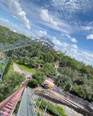 Sara Vidorreta Instagram - 🎢🌭🍟🎡 Perdonadme por el último vídeo, pero no podía quedarse en el olvido JAAJAJ 
¿Alguien más es como yo?🤭

#parquedeatracciones #montañarusa #actrizespañola #portraitphotography #aesthetic #foodtruck #ootd #outfitinspiration
