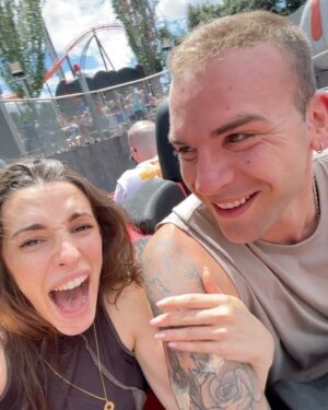 Sara Vidorreta Instagram - 🎢🌭🍟🎡 Perdonadme por el último vídeo, pero no podía quedarse en el olvido JAAJAJ 
¿Alguien más es como yo?🤭

#parquedeatracciones #montañarusa #actrizespañola #portraitphotography #aesthetic #foodtruck #ootd #outfitinspiration