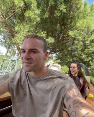 Sara Vidorreta Instagram - 🎢🌭🍟🎡 Perdonadme por el último vídeo, pero no podía quedarse en el olvido JAAJAJ 
¿Alguien más es como yo?🤭

#parquedeatracciones #montañarusa #actrizespañola #portraitphotography #aesthetic #foodtruck #ootd #outfitinspiration